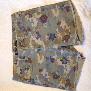 Seven7 Mid-Rise Slim Straight Camo Cutoff Shorts Women's Sz 8